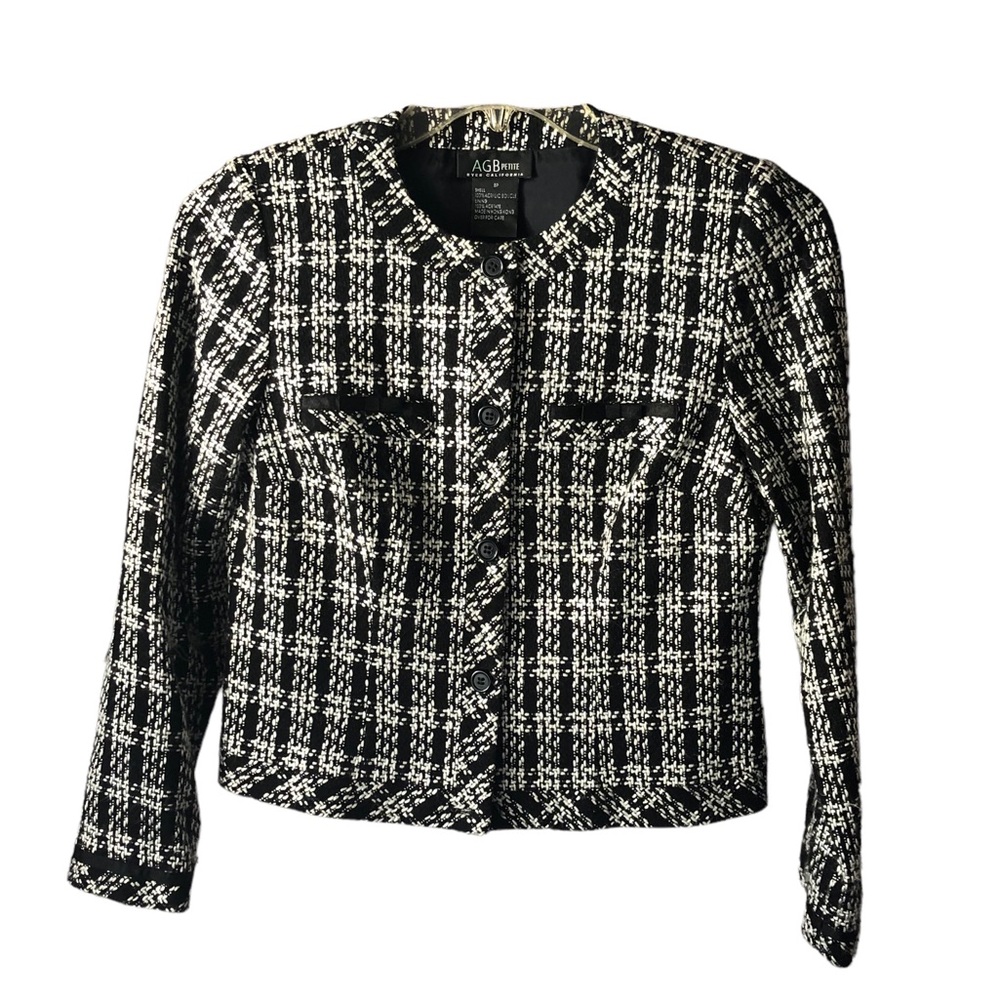 Women's AGB Petite Byer California Black and White Bouclé Tweed Jacket. Size 8P.